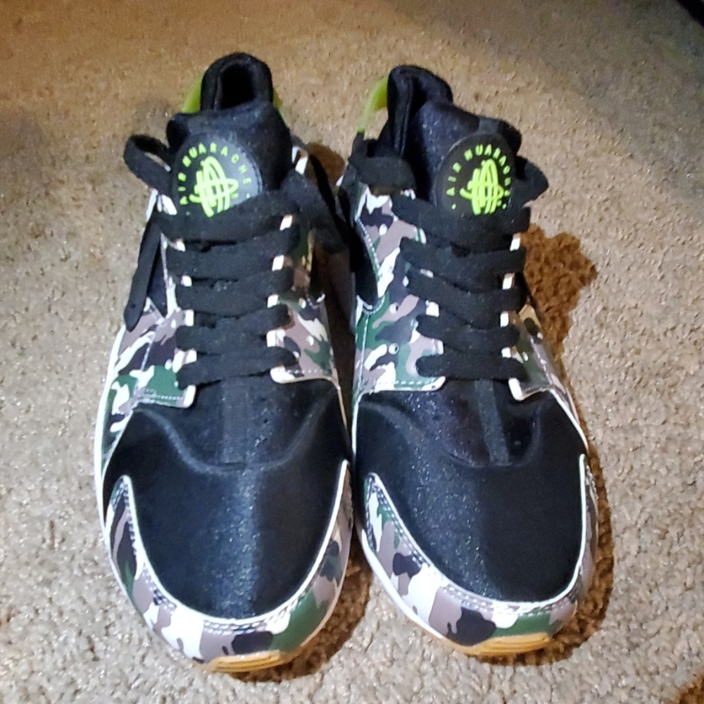 Nike Air Huarache NWOT